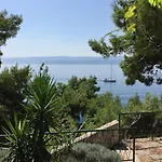 First Row Seafront In בית הארחה