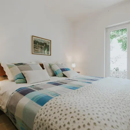 First Row Seafront In Guest house *