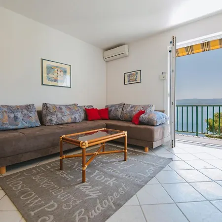 First Row Seafront In 4* Stanici